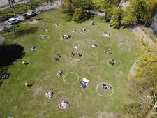 Kronenburgerpark vol krijtcirkels om drukte te voorkomen: ‘Belangrijk om afstand te houden. Prima zo, toch?