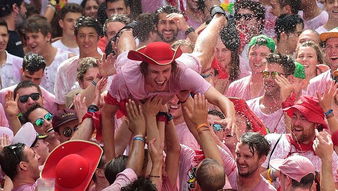Toeschouwers vieren de start van de San Ferminfeesten.