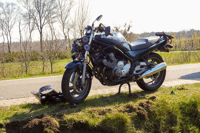 Een motorrijder is naar het ziekenhuis gebracht na een ongeluk in Veldhoven.