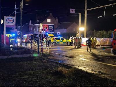 Auto botst met trein in Herne: drie inzittenden overleven klap niet