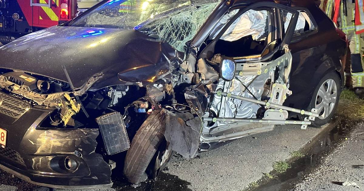 Bestuurder belandt met wagen onder tractor brandweer moet zwaargewonde