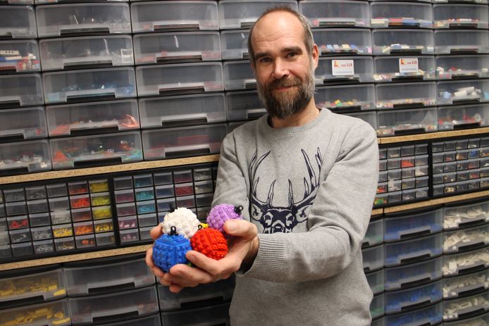 Giovanni Seynhaeve verkoopt opnieuw LEGO-kerstballen voor het goede doel.