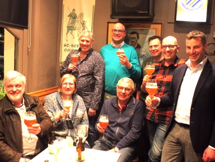 Burgemeester Michaux heft het Fiertelglas met de leden van het Stedelijk Fiertelcomité en de leden van de vzw Fiertelbier