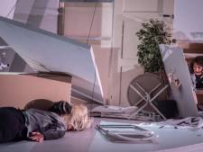 Sssst, de kinderen kijken! Het geruzie op het podium bij Artemis is pure slapstick