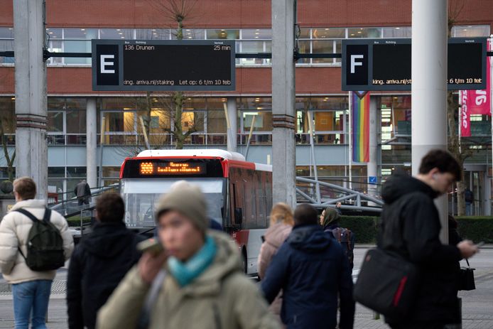 Slechts een enkele bus rijdt deze maandag tijdens de staking door buschauffeurs van Arriva. De meeste chauffeurs laten weten dat hun bus buiten dienst is.