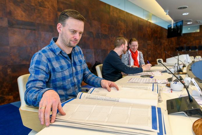Stemmen tellen in het gemeentehuis van Waalwijk.