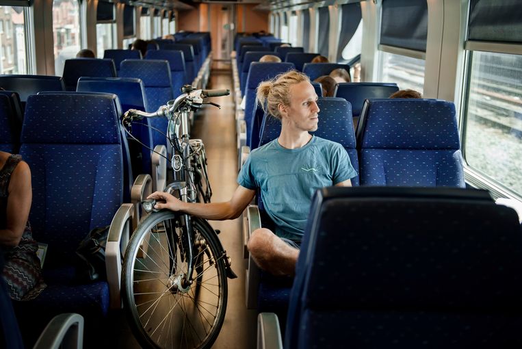 Ecotoerist Seppe Lenders combineert het liefst de trein en de fiets op vakantie. Beeld Eric de Mildt