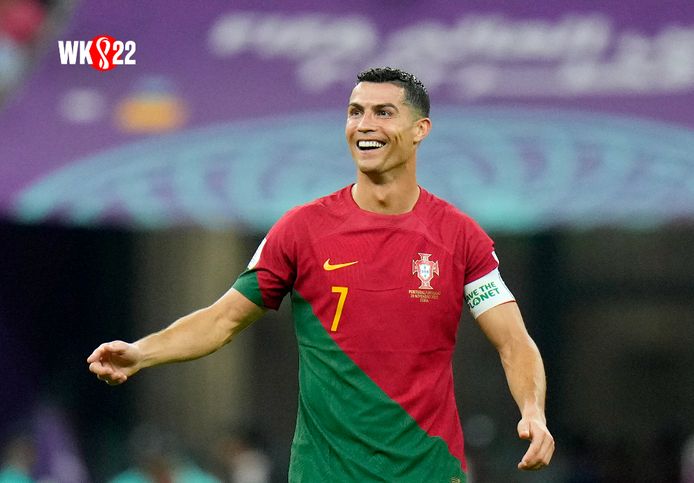Cristiano Ronaldo lacht groen nadat de openingsgoal niet op zijn naam, maar op die van Bruno Fernandes komt.