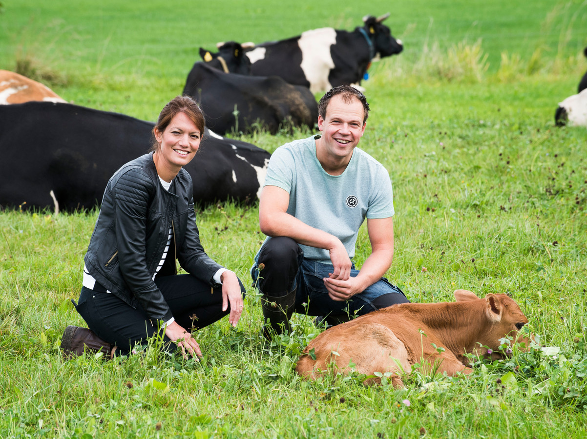 Janina van der Drift, hier met melkveehouder Armando Kok, is initiatiefnemer van Kalverliefde, melk van koeien die het eerste drie maanden hun kalf bij zich houden.