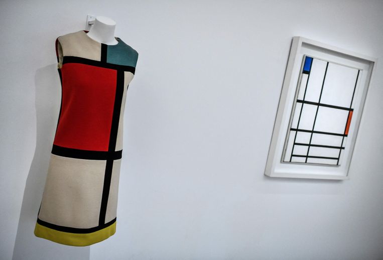 gisteren Outlook Slecht Mondriaan leerde hem de betekenis van puurheid en evenwicht - kunst in de  mode van Yves Saint Laurent
