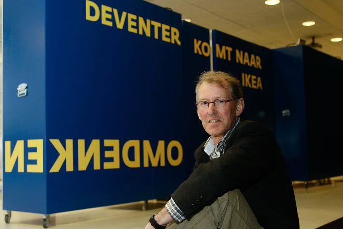 Jaco Remmelink bij de start van een van de exposities die hij bedacht, in 2012.