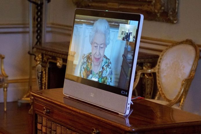 De Queen was “opgewekt” en ze “glimlachte tijdens haar taken”, klinkt het in de Britse media.