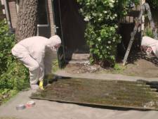 Zélf je asbestdak afbreken in marsmannetje-pak: deze bewoners doen het