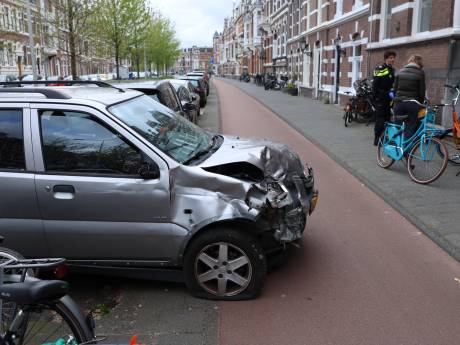 Ravage in de straat: automobilist ramt meerdere auto’s en fietsen in Den Haag