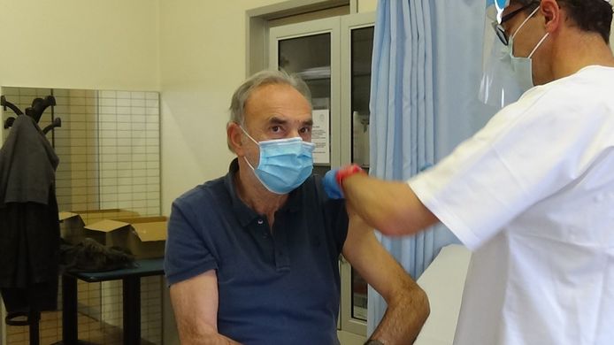In het ziekenhuis van Bergamo krijgen de gezondheidswerkers de eerste vaccinaties toegediend.
