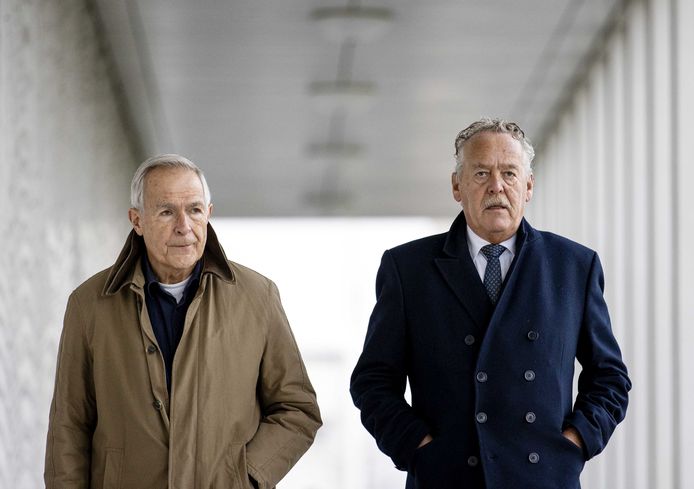Piet Ploeg (rechts) en Anton Kotte, nabestaanden en bestuursleden van stichting Vliegramp MH17, bij de rechtbank Schiphol.