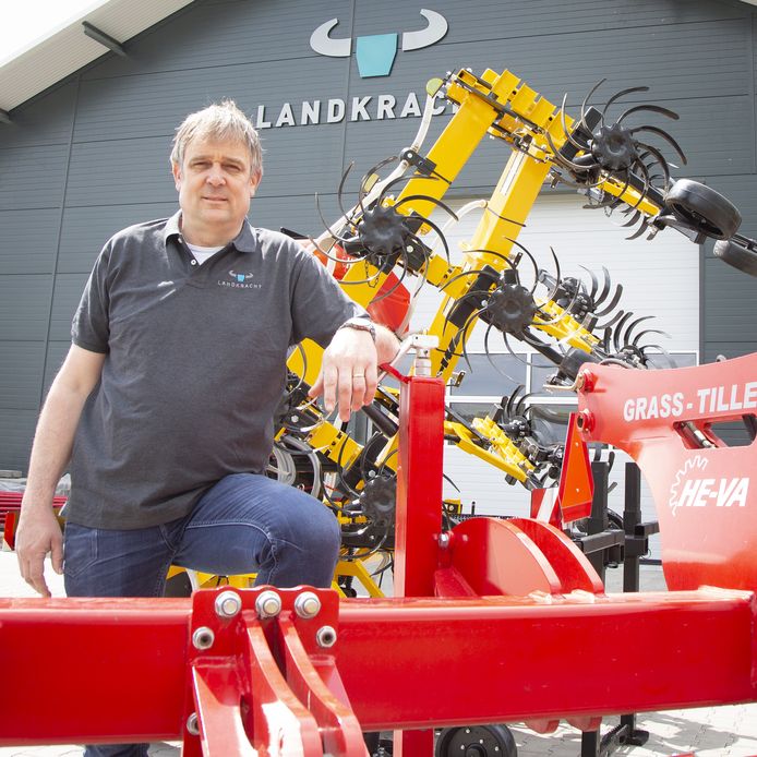 VVD-lijsttrekker Joost ter Horst tussen van de landbouwmachines die hij importeert.