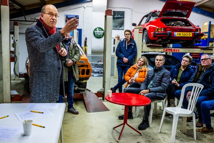 Burgemeester Theo Segers (links) in gesprek met inwoners van buurtschap Waal over het plan om letterlijk midden in de buurtschap een tijdelijke opvanglocatie voor 75 Oekraïense vluchtelingen te openen.