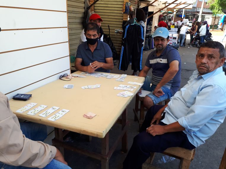 Mannen in São Paulo spelen Tranca, een populair kaartspel in Brazilië. Beeld Joost de Vries
