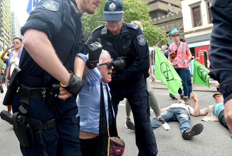 Ook in Sydney kwam het tot arrestaties. Beeld EPA