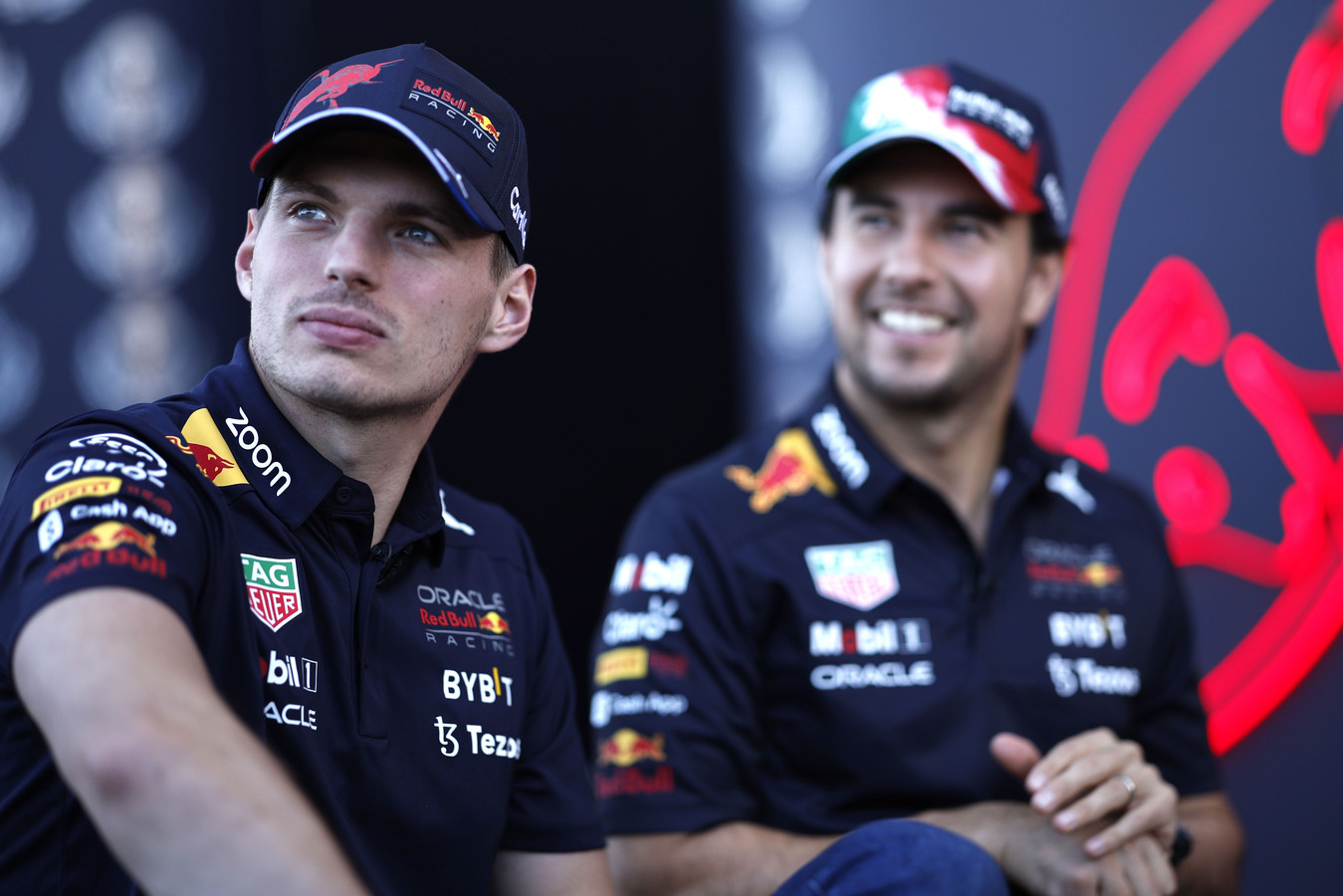 max-verstappen-vierde-een-klein-feestje-na-zijn-wereldtitel-en-is-blij