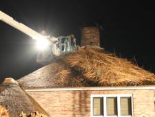Schoorsteenbrand in woning met rieten dak in Neede, schade aanzienlijk