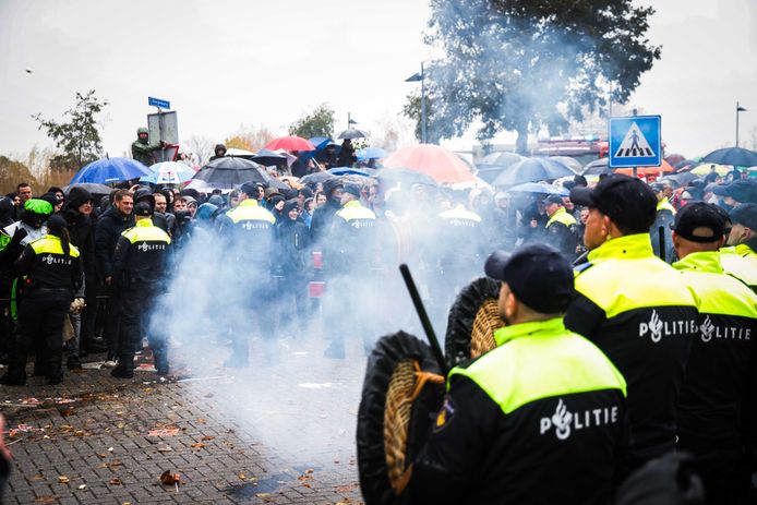 De politie in De Lier heeft een groep mensen verdreven die onder meer vuurwerk gooiden naar demonstranten van Kick Out Zwarte Piet.