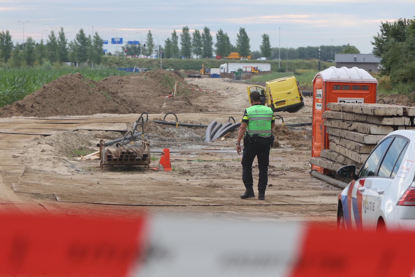 De steekpartij vond plaats op een bouwterrein, waar wordt gewerkt aan de stroomvoorziening onder de A2.