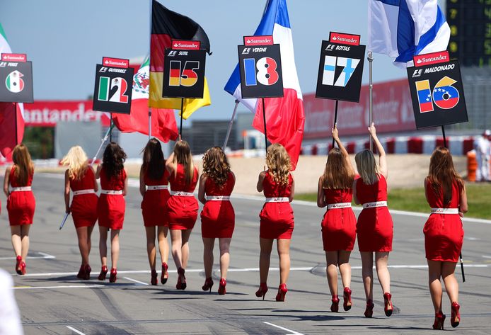 7 juli 2013: de parade gaat van start op de Nürburgring in de aanloop naar de Grote Prijs van Duitsland.