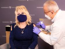 Dolly Parton maakt coronaversie van Jolene tijdens eerste prik met vaccin