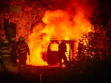 Busje uitgebrand in Angerlo: politie en brandweer treffen niemand aan