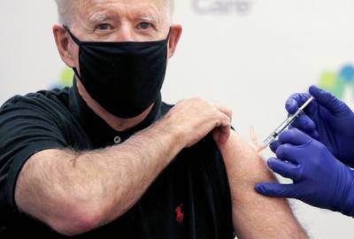 President Biden krijgt derde dosis van coronavaccin