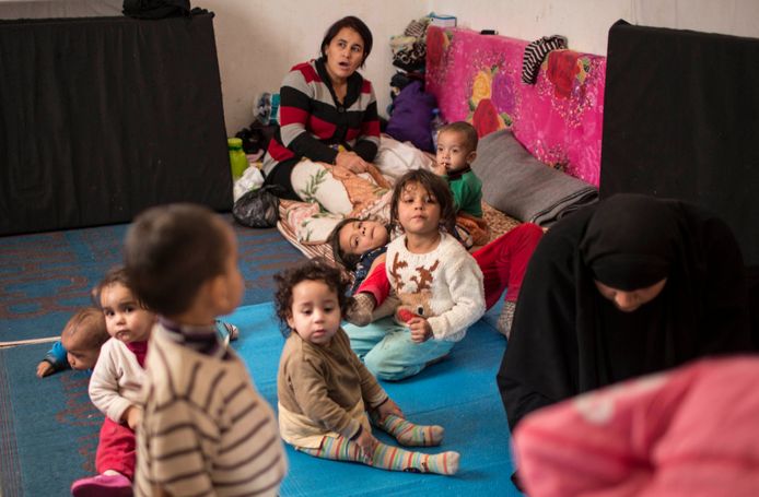 Archiefbeeld ter illustratie: vrouwen van IS-strijders en hun kinderen in een vluchtelingenkamp.