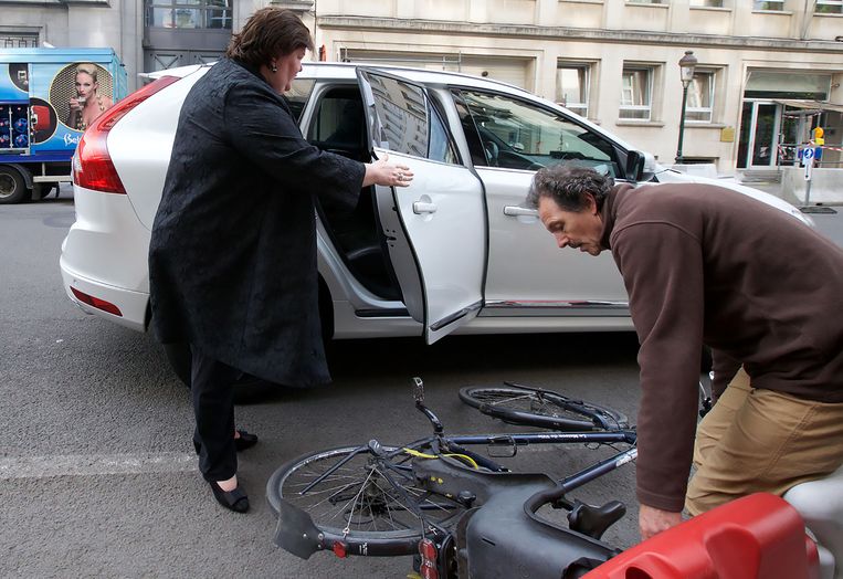 Politica Maggie De Block zwaaide in 2016 haar deur tegen een fietser. ‘Ik ben er me nu van bewust dat je altijd goed moet kijken.’ Beeld Belga