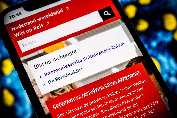 De onzekerheid bij mensen of ze tijdens de coronacrisis wel op reis kunnen, heeft geleid tot een enorme explosie in het aantal bezoeken aan de site over reisadviezen van het ministerie van Buitenlandse Zaken. De website www.nederlandwereldwijd.nl is de afgelopen acht maanden ruim 71 miljoen keer geraadpleegd. Over heel 2019 was dat 3,25 miljoen keer, meldt minister Stef Blok van Buitenlandse Zaken aan de Tweede Kamer.