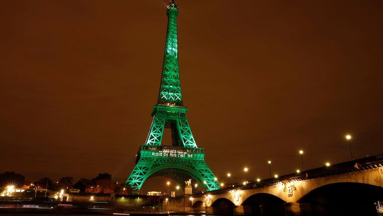 De Eiffeltoren kleurde groen na het ondertekenen van het klimaatakkoord. Inmiddels is de glans er wel van af. Beeld epa