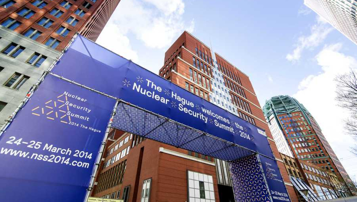 Een poort voor de Nuclear Security Summit 2014 bij station Den Haag Centraal. Beeld anp