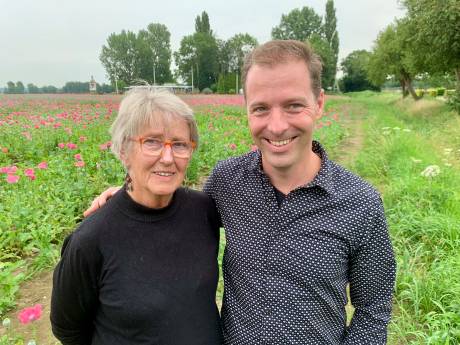 Rosemarie en zoon Ben vieren goed nieuws op de papavervelden: ‘De kanker is weg’
