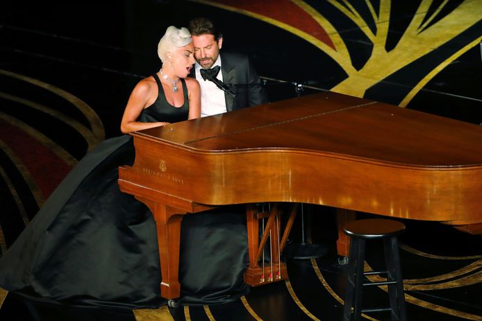 Lady Gaga en Bradley Cooper zingen "Shallow" uit de film "A Star Is Born" op de Oscars.