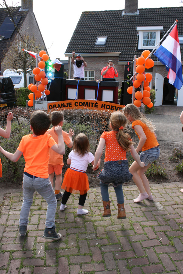 De rijdende discomobiel van het Oranje Comité Hoeven op het  Merckensblok.