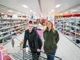 Ellen Muller (links) en Saskia Muller huren de oude supermarkt in Twekkelerveld. „Het moet eigenlijk een soort buurthuis worden.”