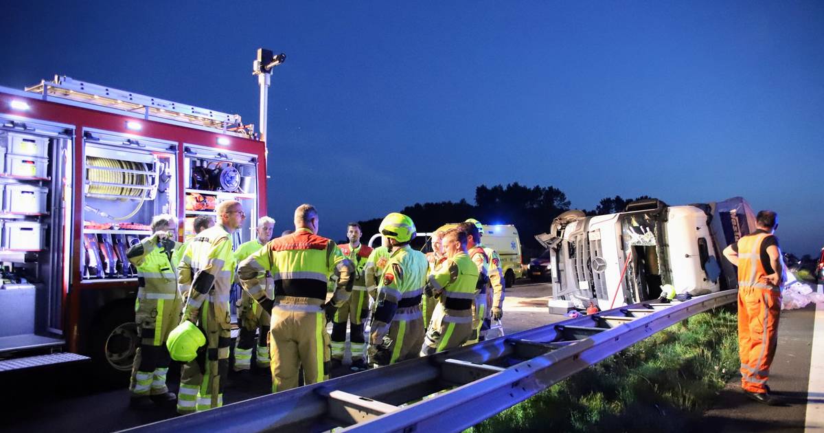 A15 dicht na ernstig ongeval met vrachtwagen.