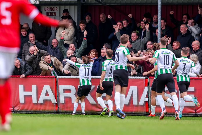 Lossen tussen spelers en fans van SC Genemuiden in de uitwedstrijd tegen Harkemase Boys.  De Friezen leden op eigen veld een grote nederlaag.