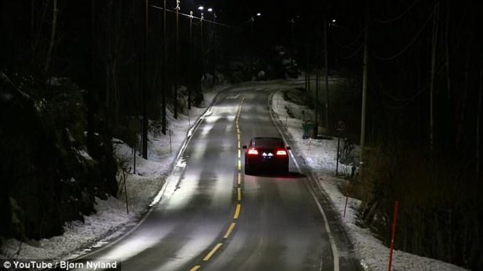 De dynamische straatverlichting van het plaatsje Hole in Noorwegen