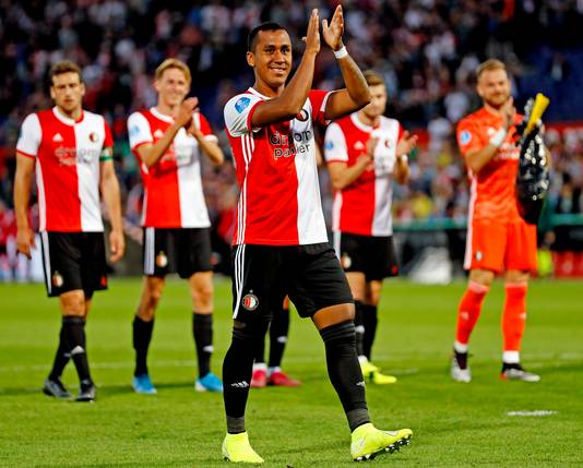 Renato Tapia bedankt het publiek na de 4-0 winst op Dinamo Tbilisi.