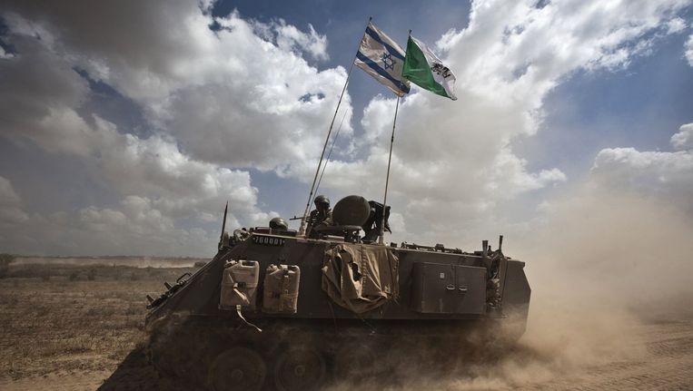Een Israëlisch pantservoertuig nabij de Gazastrook. Premier Netanyahu heeft vandaag gewaarschuwd met een groot offensief tegen Hamas. Beeld reuters