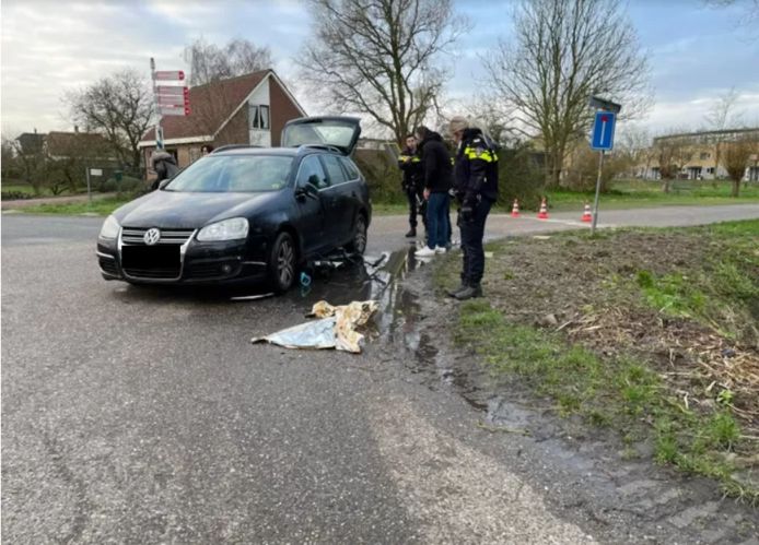 De politie bekijkt de ongevalslocatie in Leerdam.