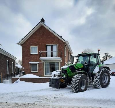 Achterhoekse boeren in actie in de sneeuw: de trekker als zorgtaxi en een schone oprit voor ingesnee