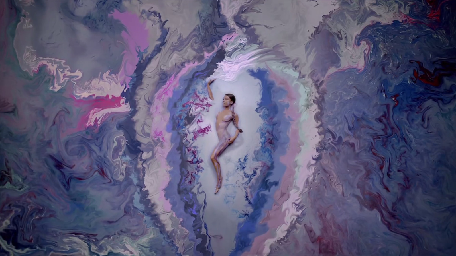 Still uit de videoclip van 'God Is a Woman' van  Ariana Grande. Beeld  