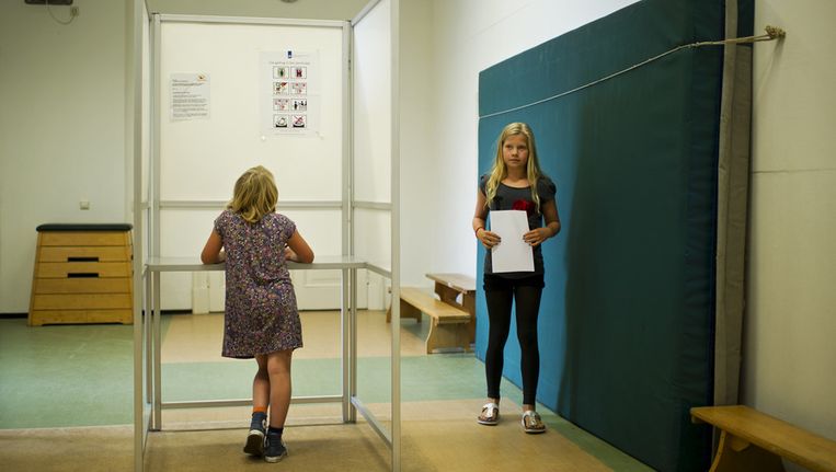 Leerlingen brengen hun stem uit. Beeld getty